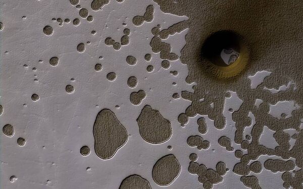 Кратер или яма на поверхности Марса  - Sputnik Казахстан