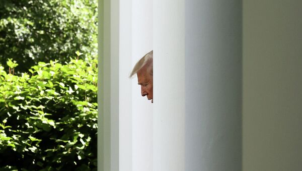 Президент США Дональд Трамп выходит через колоннаду в Белом доме  - Sputnik Казахстан