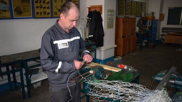 Осужденный плетет сетки из бутылок - Sputnik Казахстан