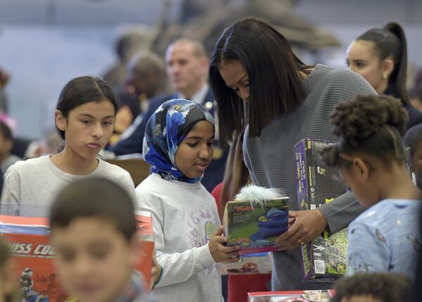 Мишель Обама показывает игрушки детям - Sputnik Казахстан