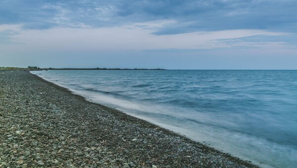 Волны бьются о галечный пляж озера в Щучинско-Боровской курортной зоне - Sputnik Қазақстан