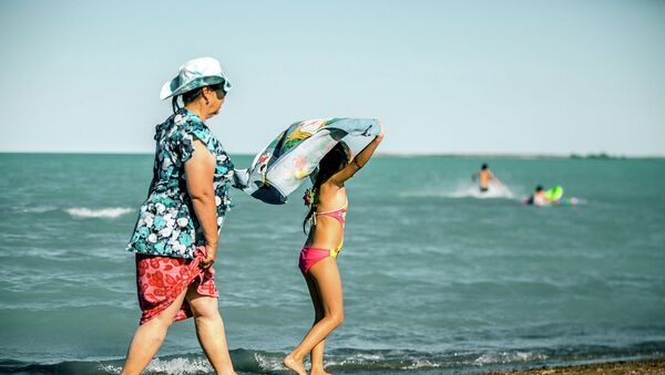 Бабушка с внучкой гуляют по пляжу озера Щучинско-Боровской курортной зоны - Sputnik Казахстан