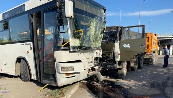 КамАЗ врезался в автобус в Нур-Султане - Sputnik Қазақстан