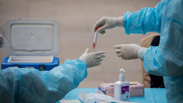 Медики отбирают пробы для анализа на коронавирус в мобильном пункте скрининга населения - Sputnik Казахстан