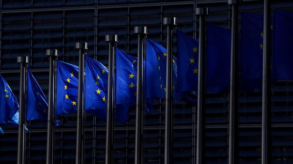 Флаги Евросоюза на фоне административного здания в Брюсселе - Sputnik Қазақстан
