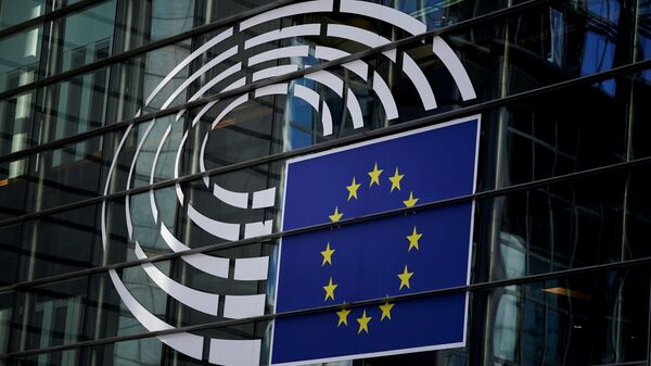 Эмблема Европарламента на административном здании в Брюсселе  - Sputnik Қазақстан