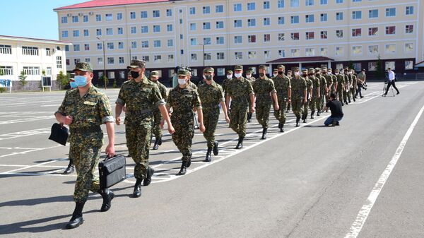 Отслужившие солдаты Нацгвардии возвращаются из Нур-Султана в Тараз на военном самолете - Sputnik Казахстан