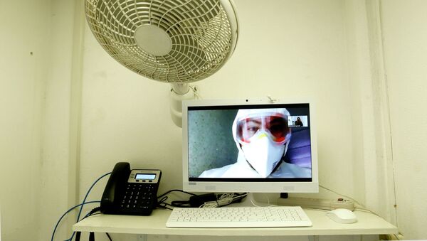 Кабинка для онлайн-общения родственников с врачами, работающими в больнице с коронавирусом - Sputnik Казахстан