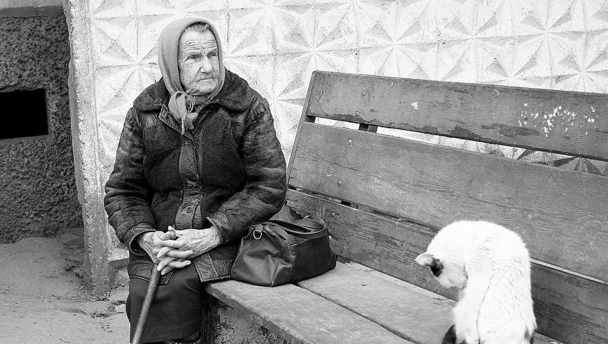 Голодные старики. Одинокий старик. Бедный старик. Бабушки на лавочке. Бабушки на лавочке в деревне.
