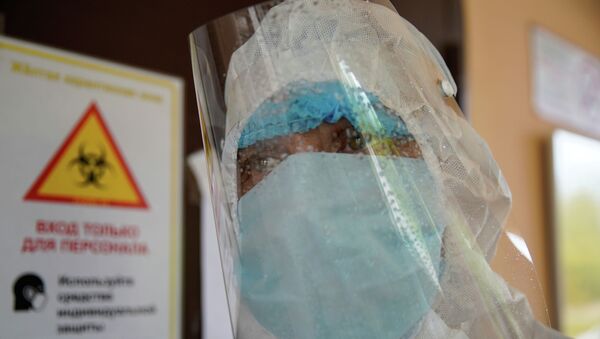 Врач в запотевшей защитной маске в больнице с коронавирусом - Sputnik Казахстан