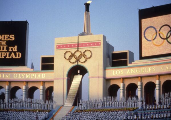 Чаша Олимпийского огня в Лос-Анжелесе, 1984 год, архивное фото - Sputnik Казахстан