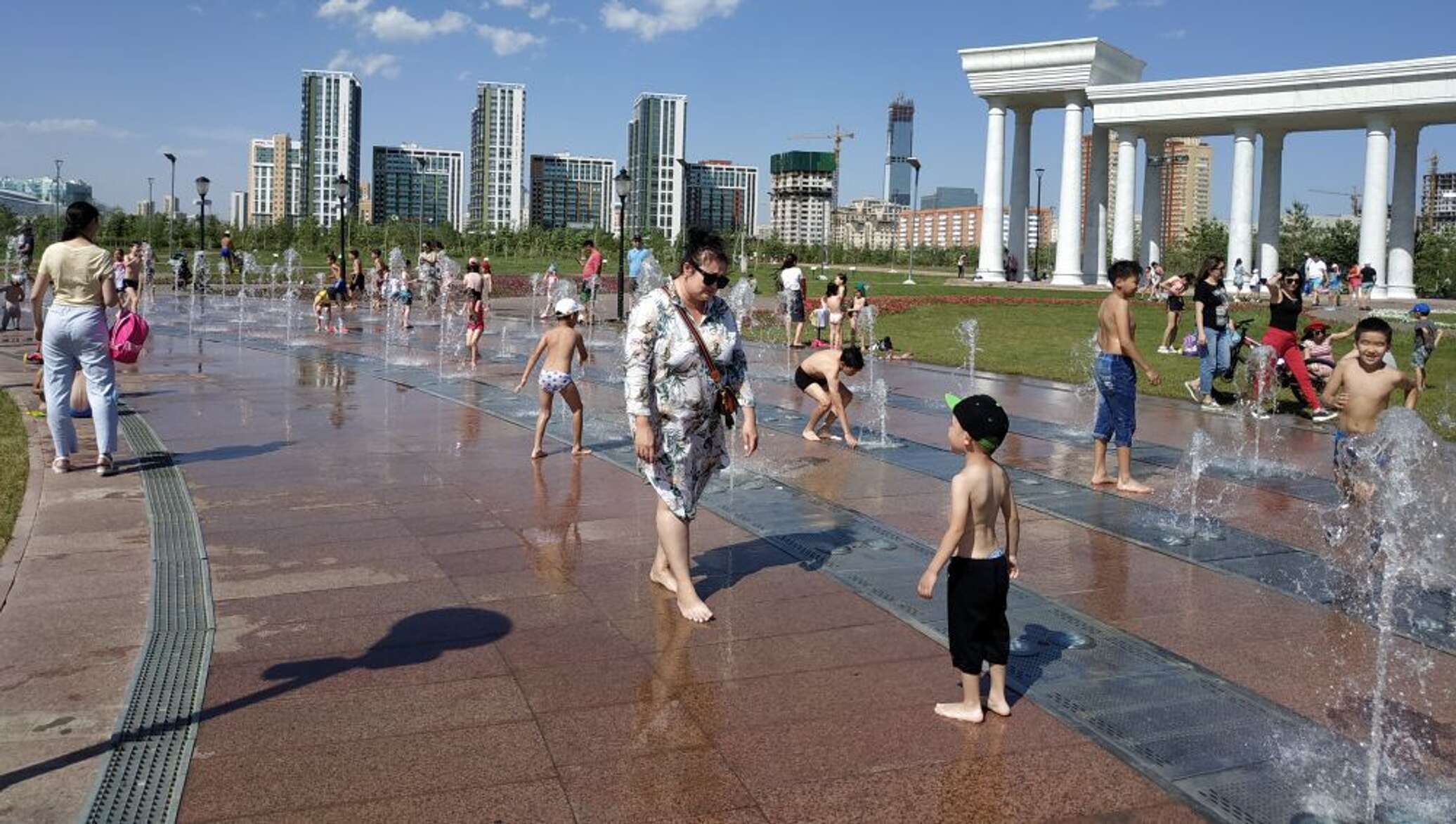 Сколько людей в астане. Астана люди. Жара в Астане. Астана фонтаны. Астана люди улицы.