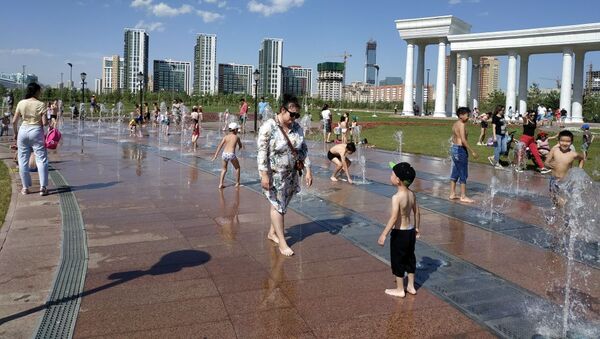 Астанчане освежаются в фонтане в жаркий день - Sputnik Казахстан