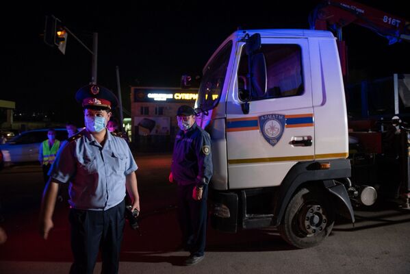 Полицейские уходят с блокпоста в Алматы - Sputnik Казахстан