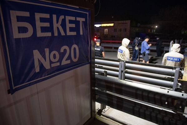 Журналисты снимают процесс открытия дорог после снятия блокпоста  - Sputnik Казахстан