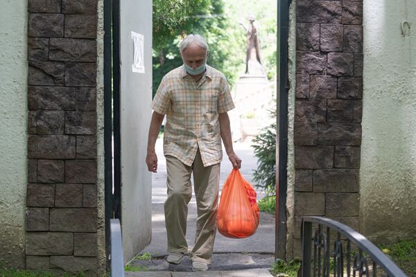 Мы не делим нуждающихся по вере и цвету кожи - тысячи алматинцев получили помощь в храме - Sputnik Казахстан
