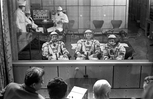 Экипаж космического корабля Союз Т-3 перед стартом - Sputnik Қазақстан