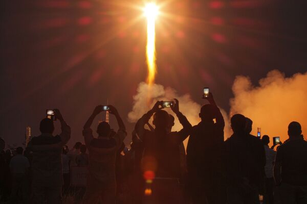 Люди наблюдают за запуском с Байконура ракеты-носителя Союз-ФГ с кораблем Союз МС-15 - Sputnik Қазақстан