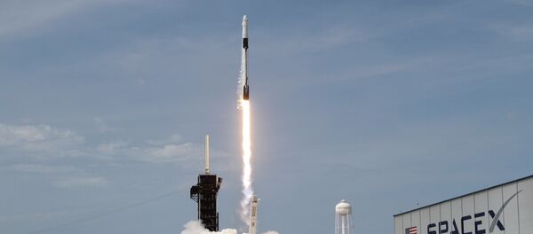 Запуск ракеты-носителя Crew Dragon с экипажем на мысе Канаверал Запуск ракеты-носителя Crew Dragon с экипажем на мысе Канаверал - Sputnik Казахстан
