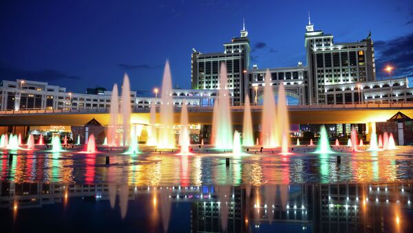 Фонтан с подсветкой на площади перед зданием АО КазМунайГаз - Sputnik Казахстан