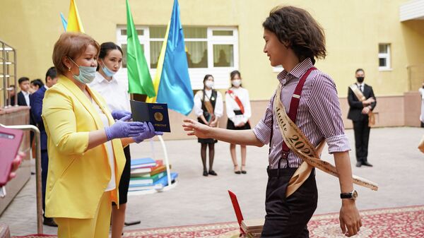 В масках и без: столичным и алматинским выпускникам вручили аттестаты - фотофакт - Sputnik Казахстан