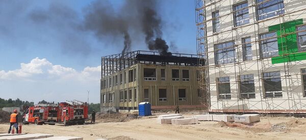 Стена пламени и дыма: крупный пожар произошел на стройке в Алматы Стена пламени и дыма: крупный пожар произошел на стройке в Алматы - Sputnik Казахстан