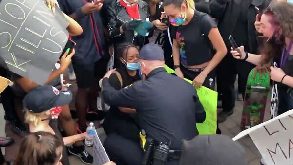 Мы любим вас: американский полицейский встал на колени перед протестующими в Калифорнии - Sputnik Казахстан