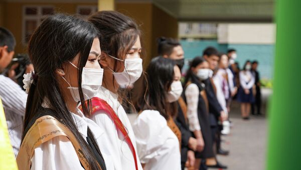 Выпускники надели маски: как звучали последние звонки в Нур-Султане - Sputnik Казахстан