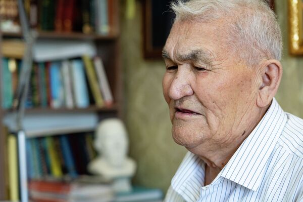 Позвонил Назарбаев, сказал поставить рога на место: как создавался герб Казахстана Позвонил Назарбаев, сказал поставить рога на место: как создавался герб Казахстана - Sputnik Казахстан