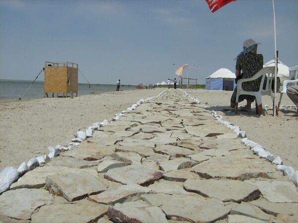 Знаменитую курортную зону на озере Камбаш закрыли на неопределенный срок Знаменитую курортную зону на озере Камбаш закрыли на неопределенный срок - Sputnik Казахстан