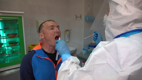 Добровольцы прошли осмотр перед испытанием вакцины от коронавируса на людях - Sputnik Казахстан
