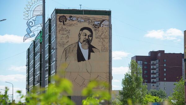 Мурал, посвященный Абаю Кунанбаеву на жилом доме по улице Абая в столице - Sputnik Казахстан