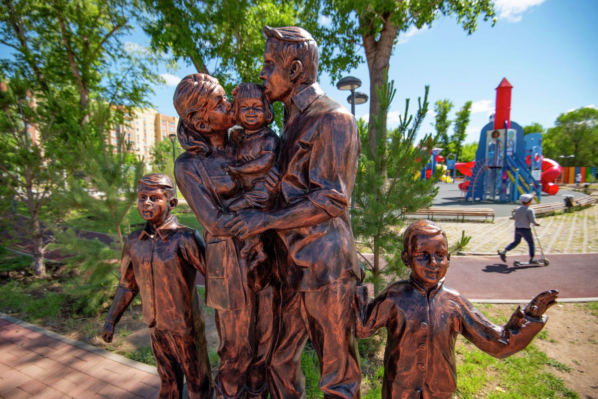 Памятник семье в Нур-Султане - Sputnik Казахстан, 1920, 31.05.2025