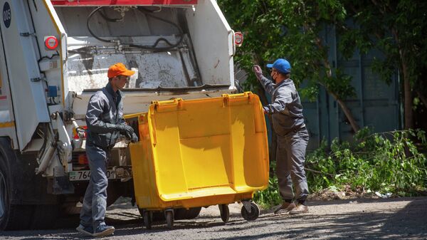 Уборка контейнеров с бытовыми отходами в столице - Sputnik Казахстан