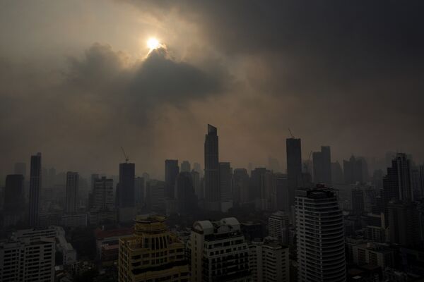 Солнце пробивается сквозь смог в Бангкоке, Таиланд - Sputnik Казахстан