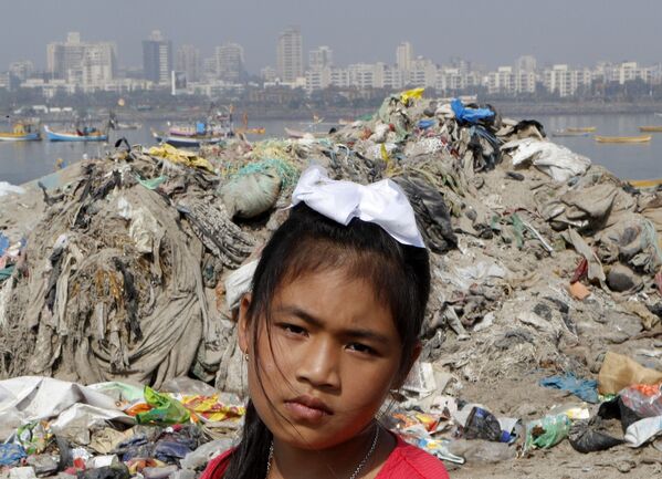 8-летняя активистка Лициприя Кангуджам на пляже Джуху во время уборки мусора, Мумбаи, Индия - Sputnik Қазақстан