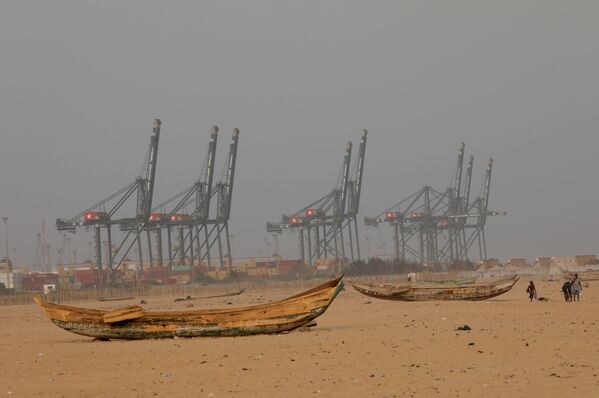 Брошенные лодки на побережье столицы Того, подвергающегося береговой эрозии - Sputnik Казахстан
