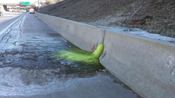Токсичные химические отходы, выливающиеся на шоссе в Мэдисон-Хайтс, штат Мичиган, США. - Sputnik Казахстан
