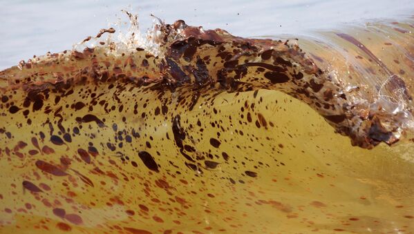 Вода с примесью нефти после ее разлива в Мексиканском заливе - Sputnik Қазақстан