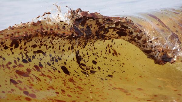 Вода с примесью нефти после ее разлива в Мексиканском заливе - Sputnik Казахстан