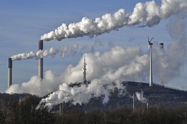 Угольная электростанция энергетической компании Uniper и нефтеперерабатывающий завод BP в Германии - Sputnik Казахстан