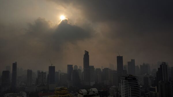 Солнце пробивается сквозь смог в Бангкоке, Таиланд - Sputnik Қазақстан