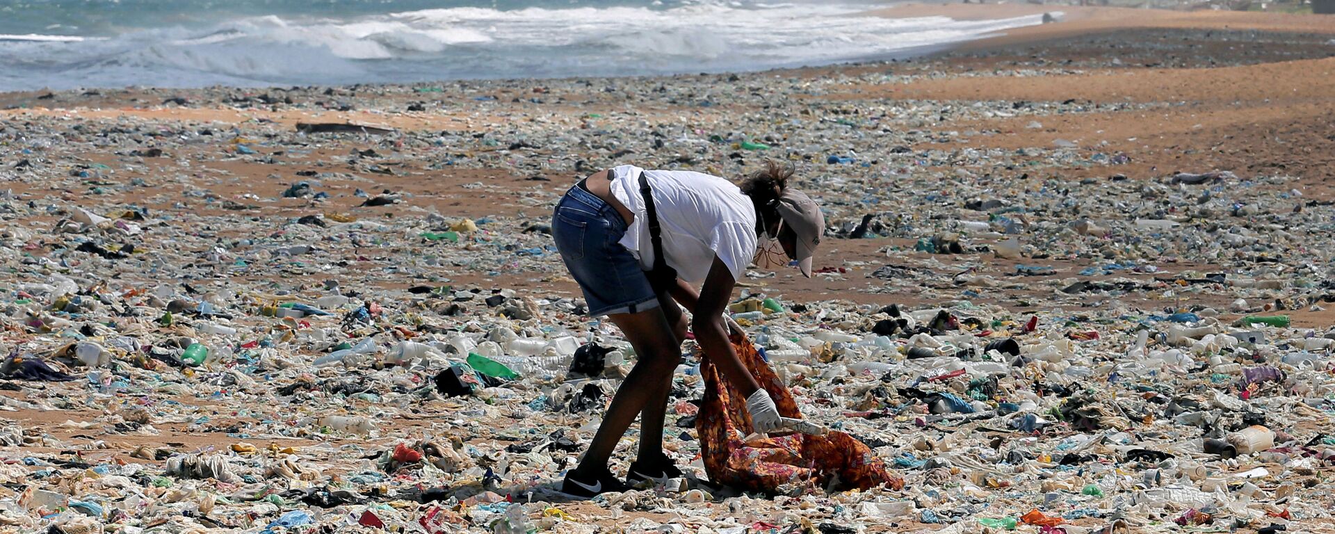 Волонтер собирает мусор на пляже в Коломбо, Шри-Ланка - Sputnik Казахстан, 1920, 12.04.2022