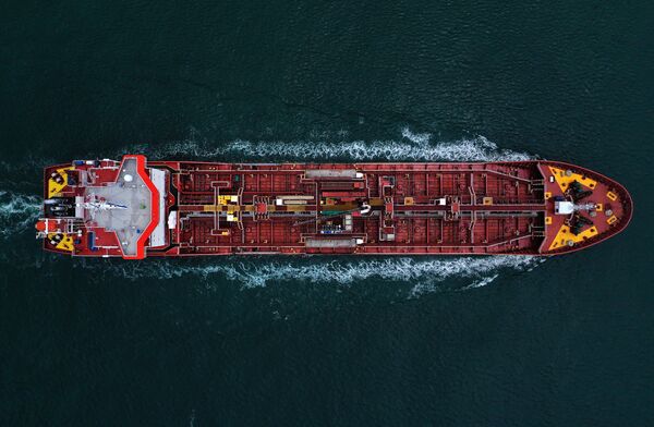 Нефтеналивное судно проходит через канал Арансас в Мексиканский залив  - Sputnik Казахстан