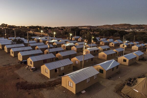 Временные жилища для людей из соседнего палаточного лагеря в пригороде Йоханнесбурга, ЮАР - Sputnik Казахстан