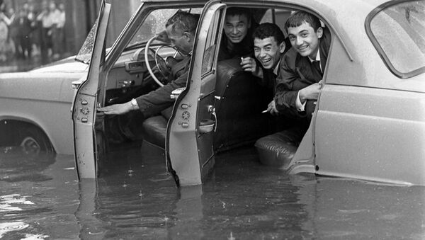 Автомобиль Волга ГАЗ-21 на одной из затопленных улиц в Москве  - Sputnik Казахстан