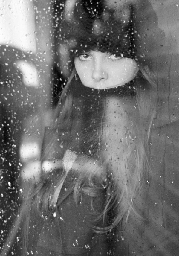 Портрет девушки, стоящей за стеклом с каплями дождя - Sputnik Казахстан
