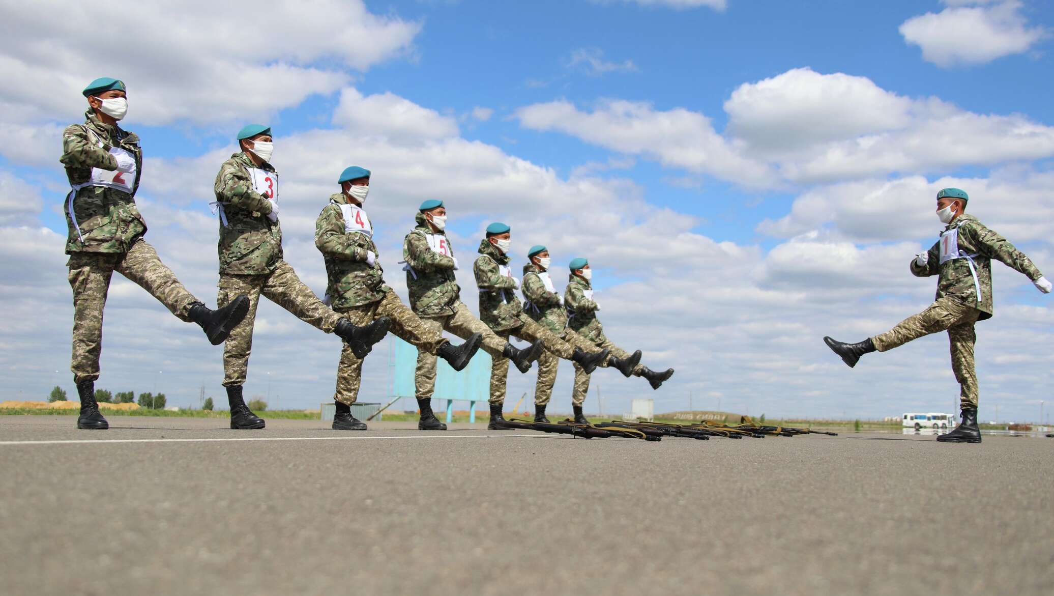 Строевая подготовка военнослужащих. Армия Казахстана. Казахстанские военнослужащие. Строевая подготовка солдат. Сухопутные войска Казахстана.