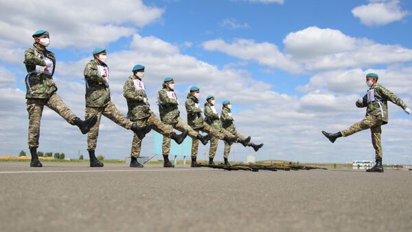 Казахстанские военнослужащие готовятся к участию в военном параде в Москве - Sputnik Қазақстан