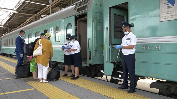 Проверка документов возле поезда на вокзале Нурлы жол - Sputnik Казахстан